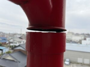 足立区 雨樋補修工事 施工前の状況 別アングルから見た雨樋の劣化箇所