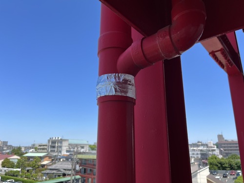 足立区 雨樋補修工事 アルミテープによる補修作業の様