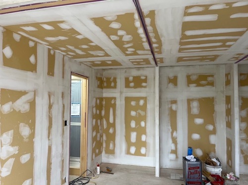 松戸市アパートの室内でパテ処理が完了し、平滑になった壁面。塗装の下地が整った状態。