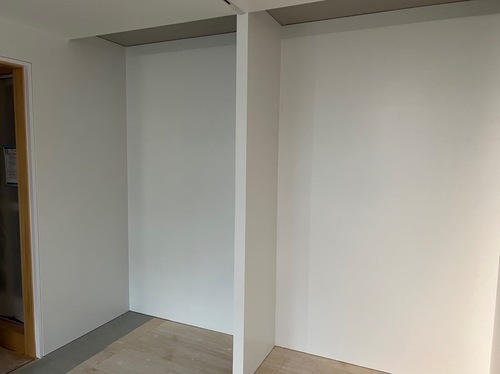 松戸市アパートの内部塗装が完了した室内全景。白を基調とした明るく清潔感のある仕上がり。