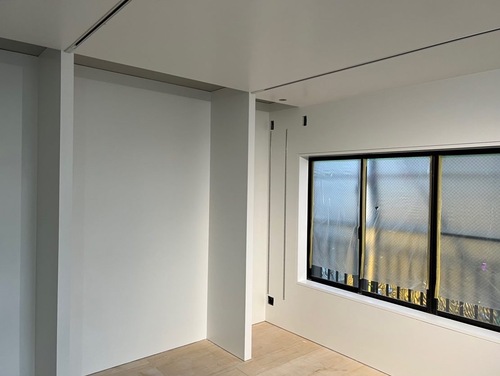 松戸市のアパートで完了した内部塗装の仕上がり。壁と天井がムラなく塗装され、新築のような光沢が美しい。