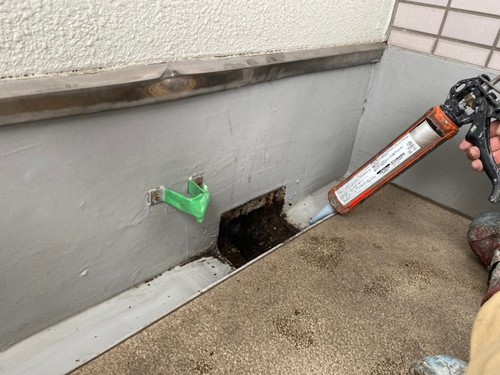 江戸川区の2階通路で確認したドレン交換前の状態