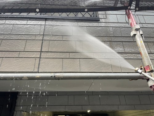 葛飾区N様邸で外壁の汚れを高圧洗浄で落としている様子