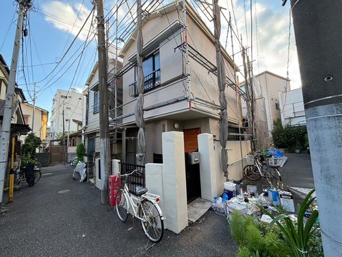 豊島区の戸建て住宅で外壁塗装が完了した外観