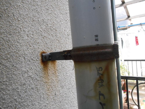 葛飾区 江戸川区 外壁塗装 配管金具まわりのサビが外壁ににじんでいる劣化症状
